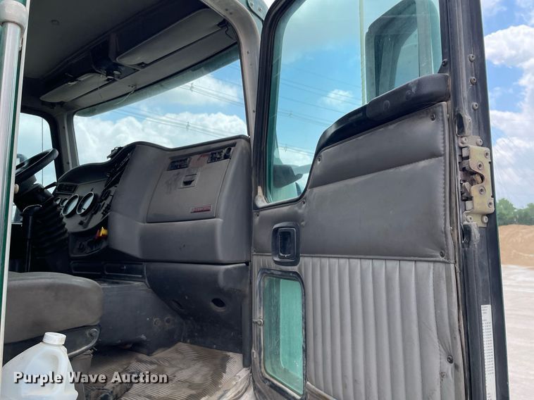 image for item DK4405 2005 Kenworth T800  semi truck