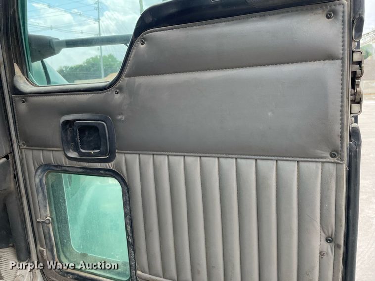 image for item DK4405 2005 Kenworth T800  semi truck