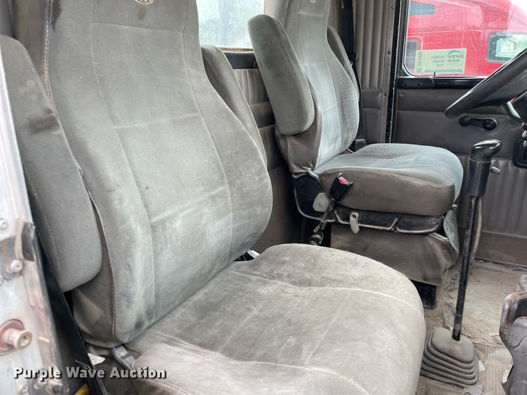 image for item DK4405 2005 Kenworth T800  semi truck