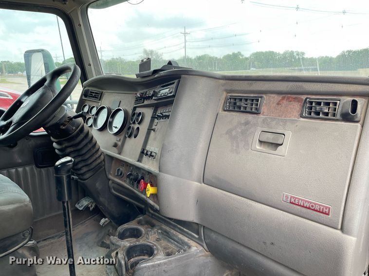 image for item DK4405 2005 Kenworth T800  semi truck
