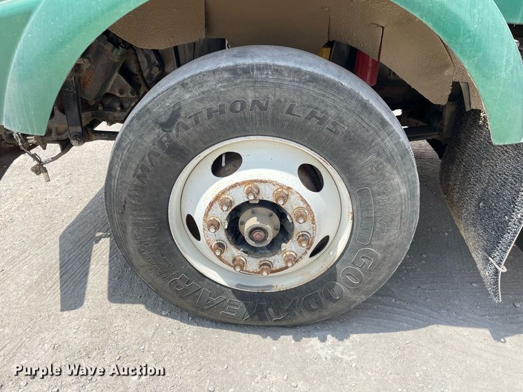 image for item DK4405 2005 Kenworth T800  semi truck