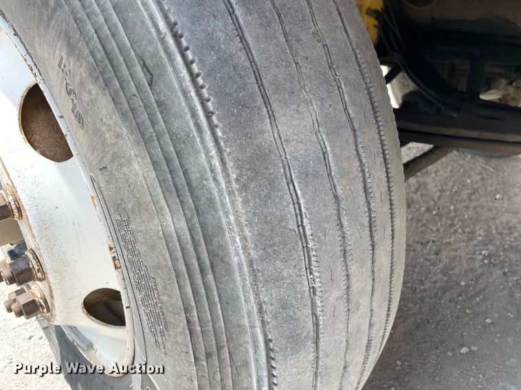 image for item DK4405 2005 Kenworth T800  semi truck