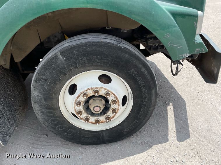 image for item DK4405 2005 Kenworth T800  semi truck