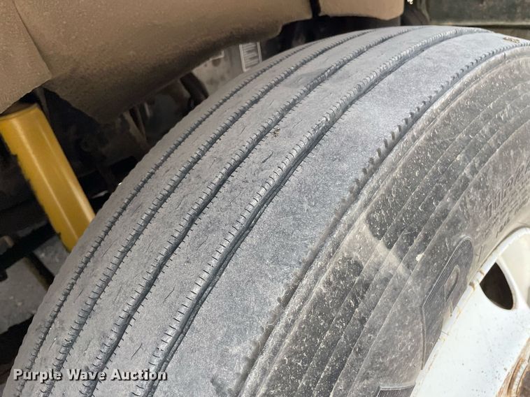 image for item DK4405 2005 Kenworth T800  semi truck