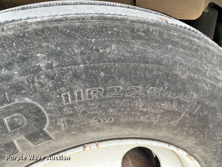 image for item DK4405 2005 Kenworth T800  semi truck