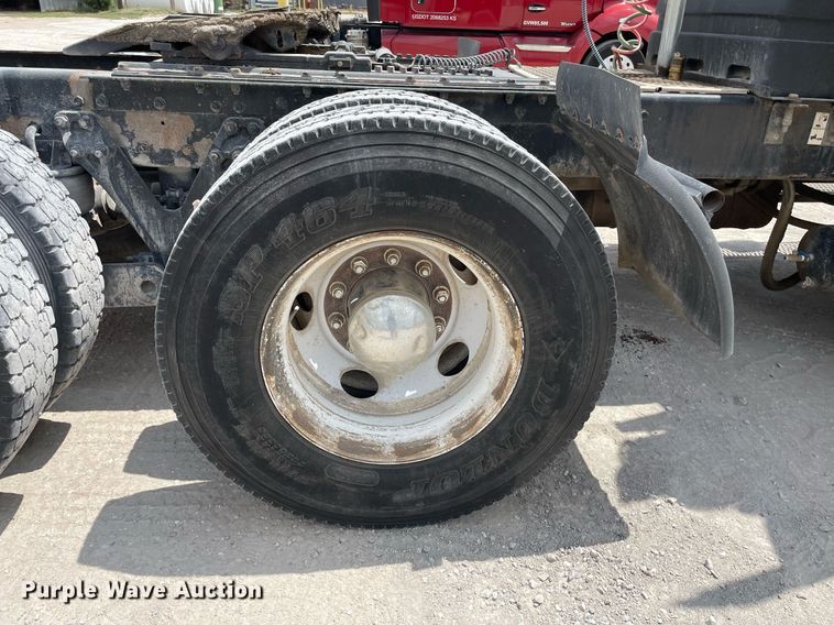 image for item DK4405 2005 Kenworth T800  semi truck