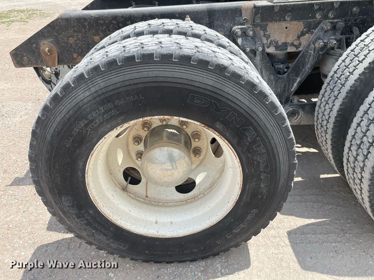 image for item DK4405 2005 Kenworth T800  semi truck