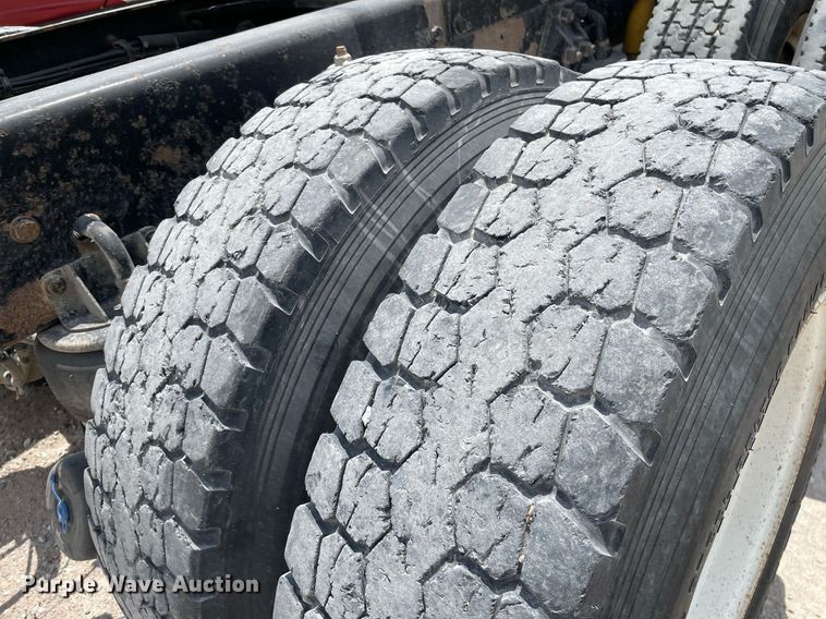 image for item DK4405 2005 Kenworth T800  semi truck