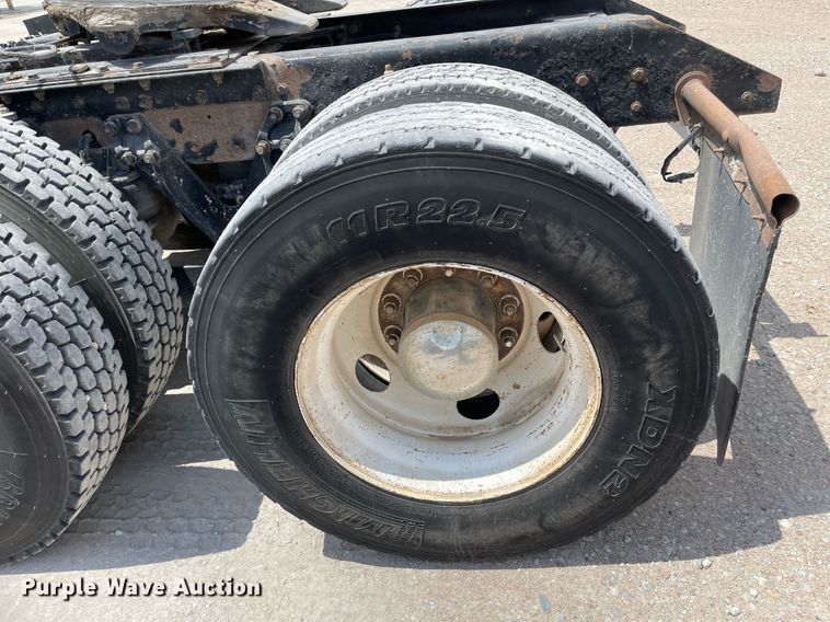 image for item DK4405 2005 Kenworth T800  semi truck