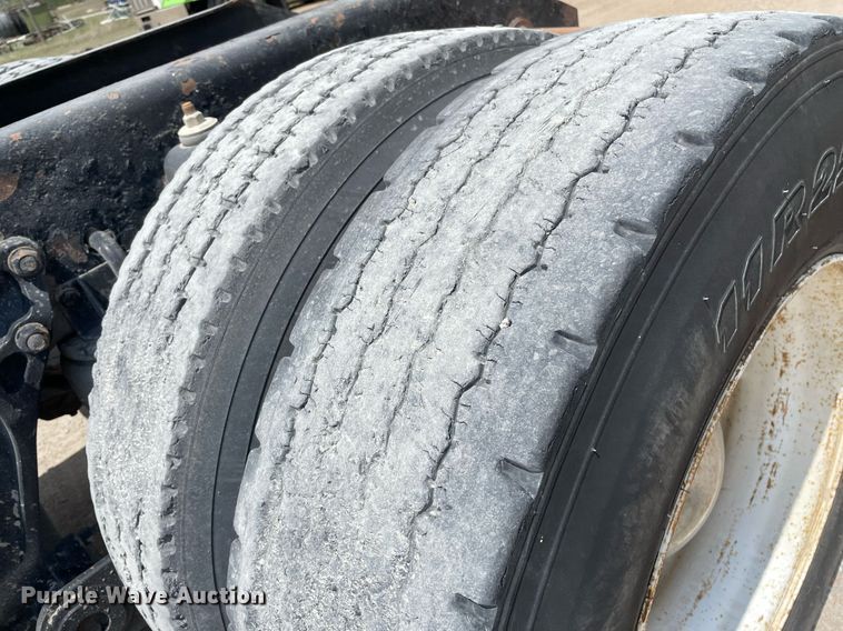 image for item DK4405 2005 Kenworth T800  semi truck