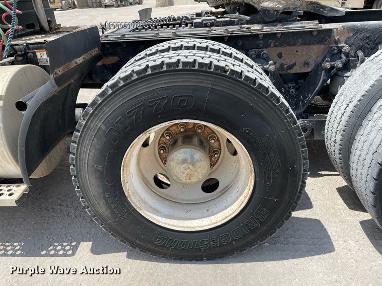 image for item DK4405 2005 Kenworth T800  semi truck