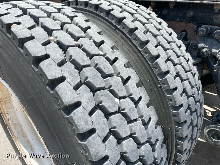 image for item DK4405 2005 Kenworth T800  semi truck