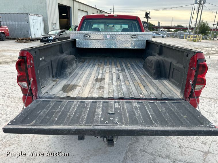 image for item DO4961 2005 Chevrolet Silverado 2500HD  Crew Cab pickup truck