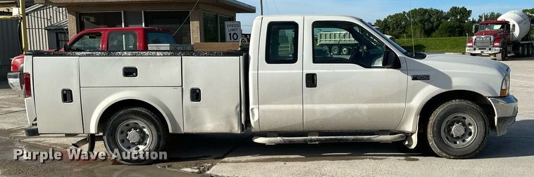 image for item DO4963 2004 Ford F250 Super Duty  SuperCab utility bed pickup truck