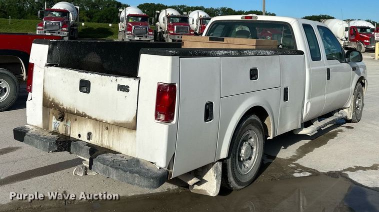 image for item DO4963 2004 Ford F250 Super Duty  SuperCab utility bed pickup truck