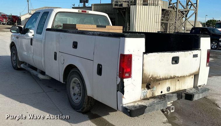 image for item DO4963 2004 Ford F250 Super Duty  SuperCab utility bed pickup truck