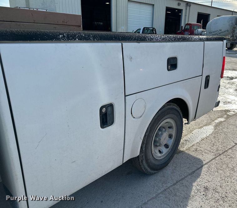 image for item DO4963 2004 Ford F250 Super Duty  SuperCab utility bed pickup truck