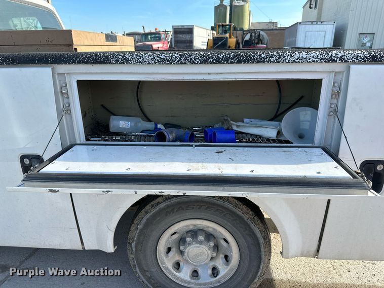 image for item DO4963 2004 Ford F250 Super Duty  SuperCab utility bed pickup truck