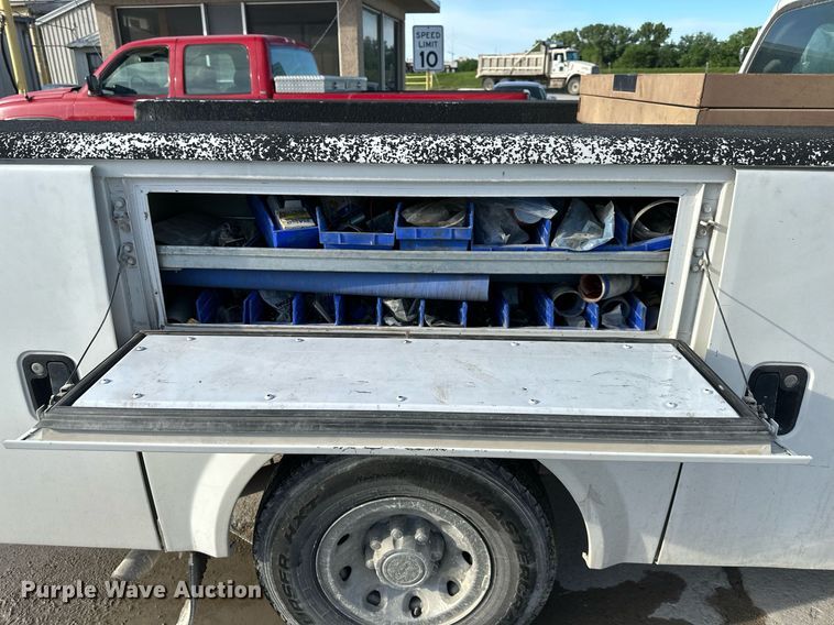 image for item DO4963 2004 Ford F250 Super Duty  SuperCab utility bed pickup truck