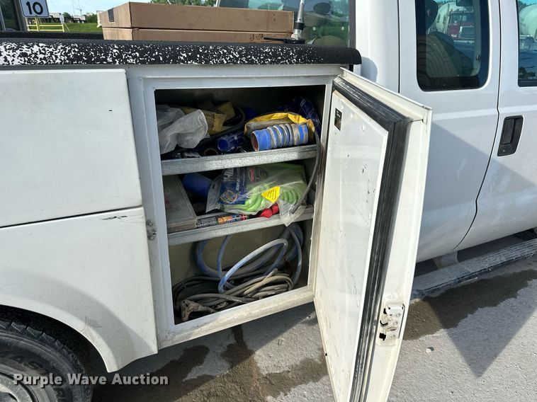 image for item DO4963 2004 Ford F250 Super Duty  SuperCab utility bed pickup truck