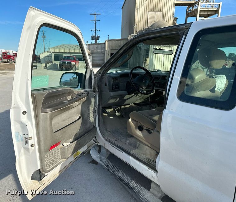 image for item DO4963 2004 Ford F250 Super Duty  SuperCab utility bed pickup truck