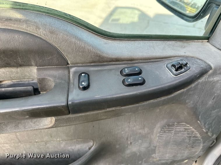 image for item DO4963 2004 Ford F250 Super Duty  SuperCab utility bed pickup truck