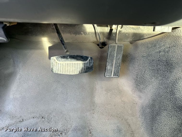 image for item DO4963 2004 Ford F250 Super Duty  SuperCab utility bed pickup truck