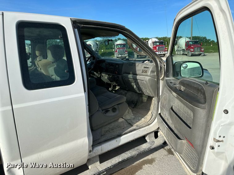 image for item DO4963 2004 Ford F250 Super Duty  SuperCab utility bed pickup truck