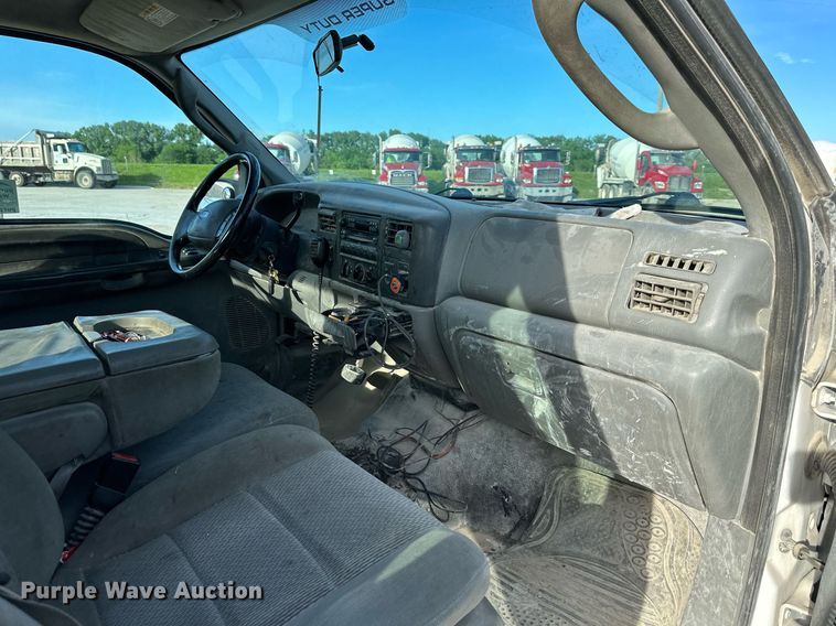 image for item DO4963 2004 Ford F250 Super Duty  SuperCab utility bed pickup truck