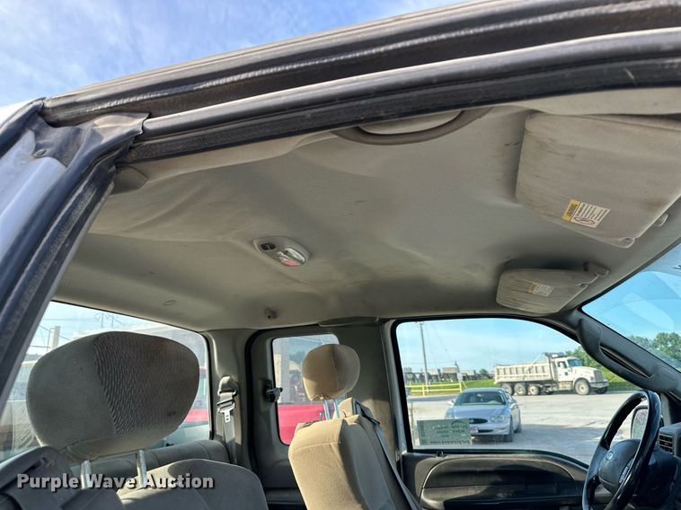 image for item DO4963 2004 Ford F250 Super Duty  SuperCab utility bed pickup truck