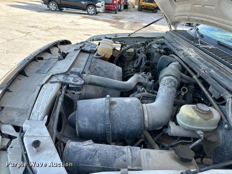 image for item DO4963 2004 Ford F250 Super Duty  SuperCab utility bed pickup truck