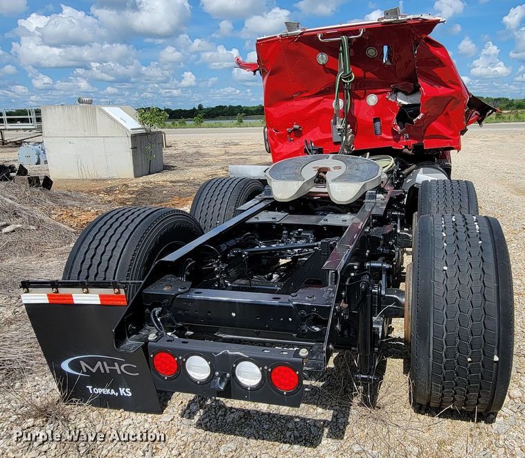 image for item HY9020 2015 Kenworth T680  semi truck