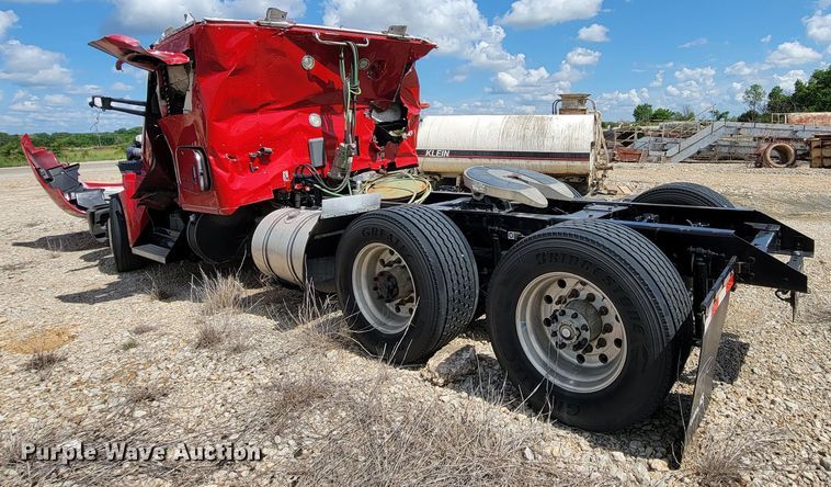 image for item HY9020 2015 Kenworth T680  semi truck