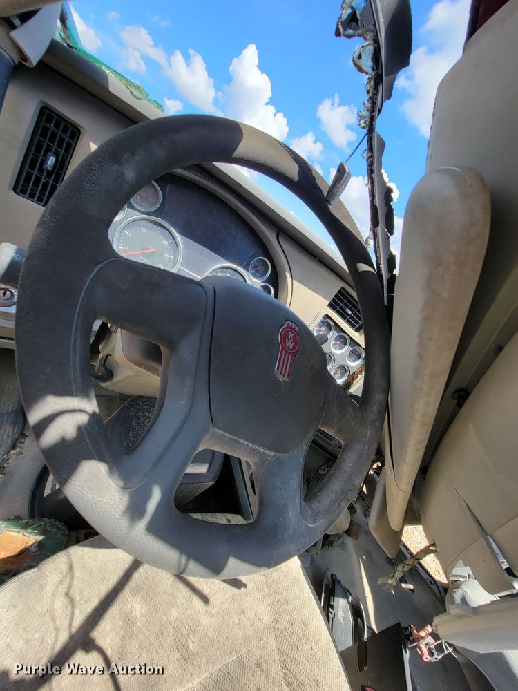 image for item HY9020 2015 Kenworth T680  semi truck