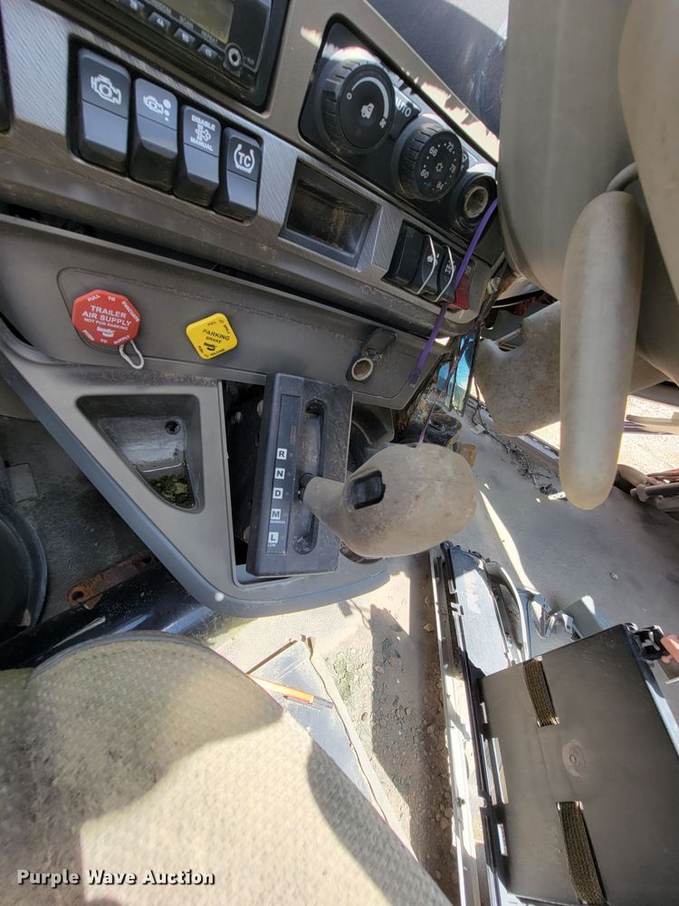 image for item HY9020 2015 Kenworth T680  semi truck