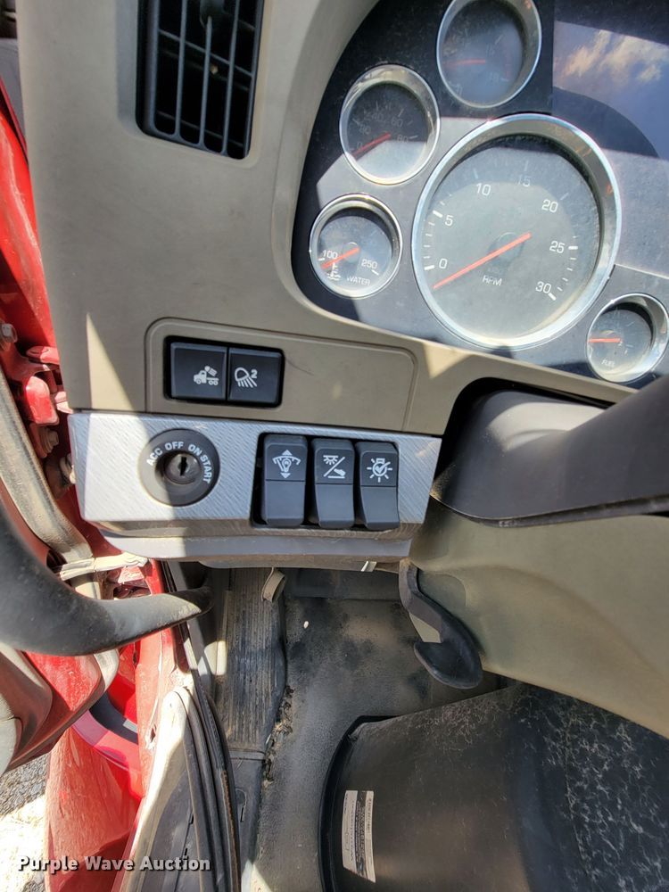 image for item HY9020 2015 Kenworth T680  semi truck