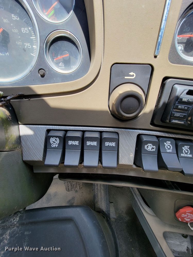 image for item HY9020 2015 Kenworth T680  semi truck