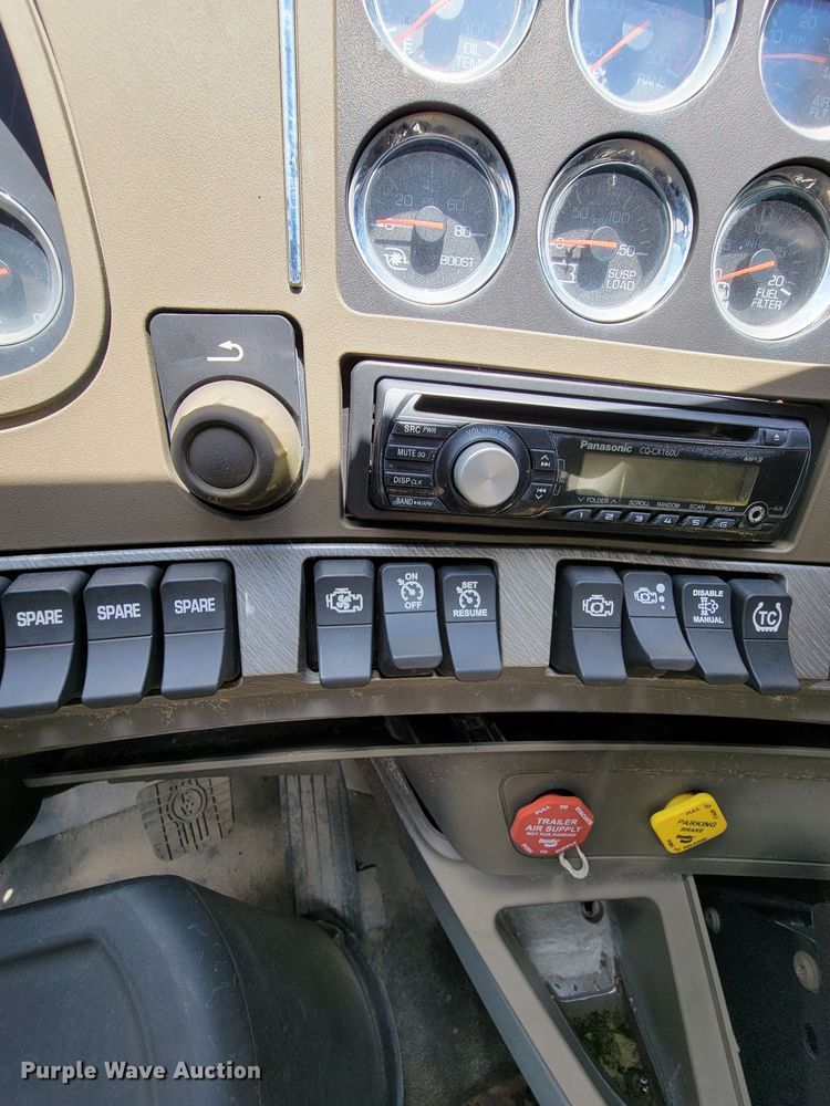 image for item HY9020 2015 Kenworth T680  semi truck