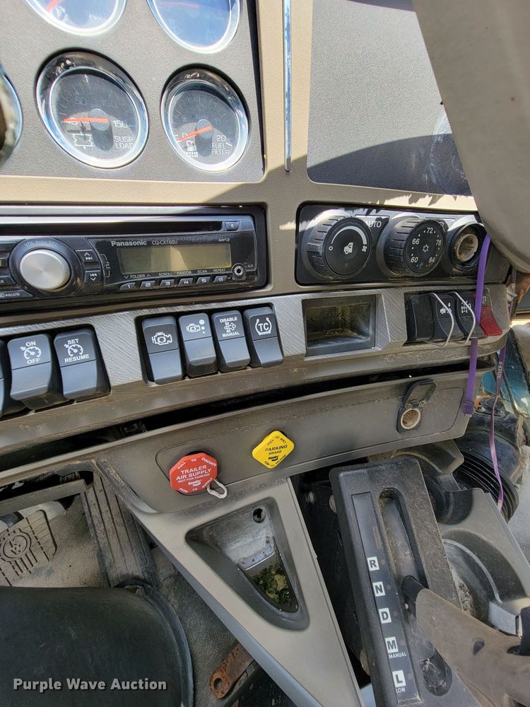 image for item HY9020 2015 Kenworth T680  semi truck