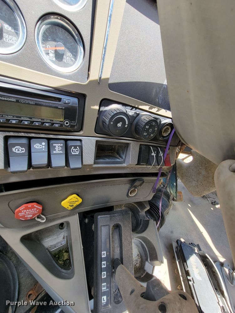 image for item HY9020 2015 Kenworth T680  semi truck