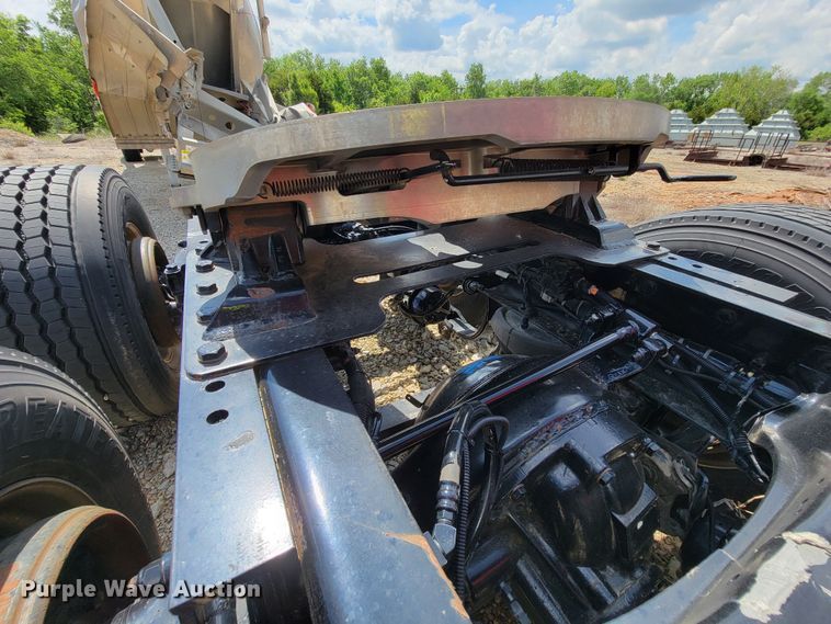 image for item HY9020 2015 Kenworth T680  semi truck