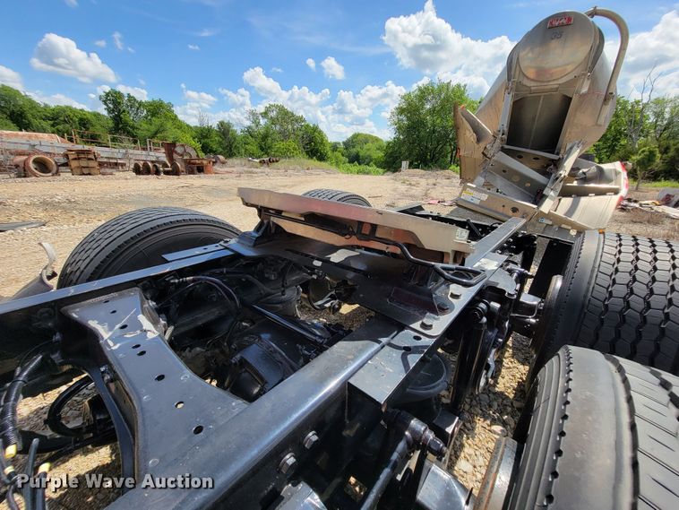 image for item HY9020 2015 Kenworth T680  semi truck