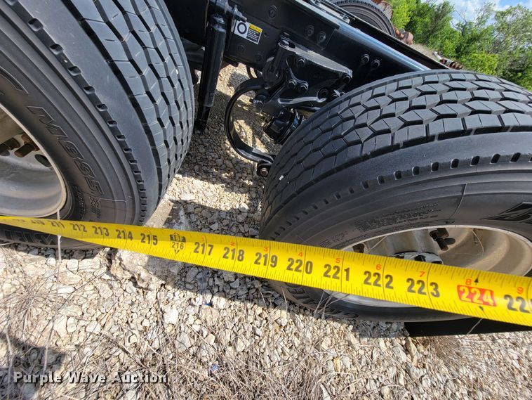 image for item HY9020 2015 Kenworth T680  semi truck