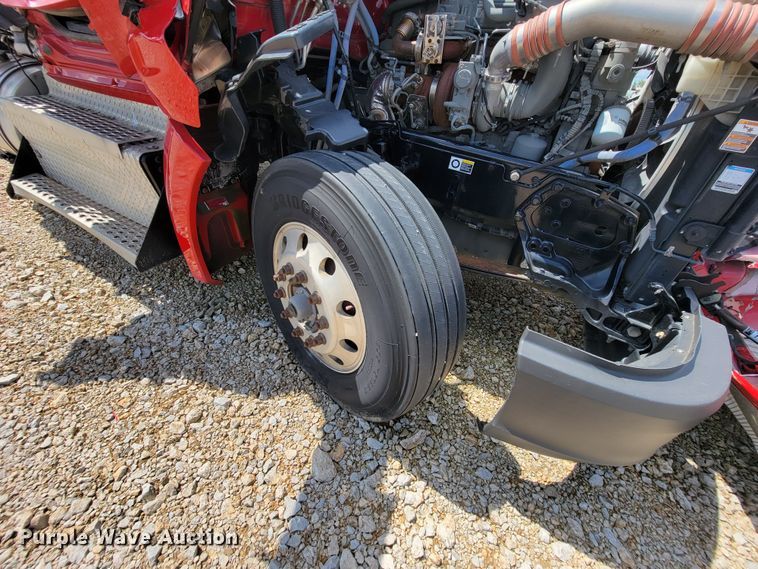 image for item HY9020 2015 Kenworth T680  semi truck