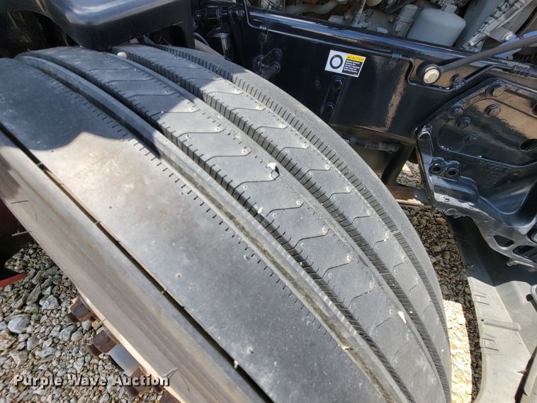 image for item HY9020 2015 Kenworth T680  semi truck