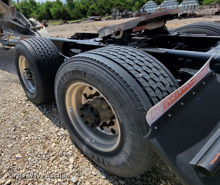 image for item HY9020 2015 Kenworth T680  semi truck