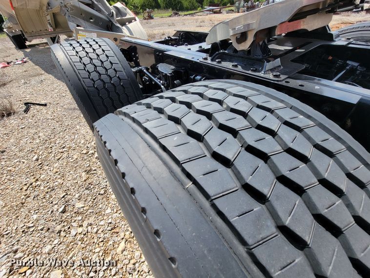 image for item HY9020 2015 Kenworth T680  semi truck