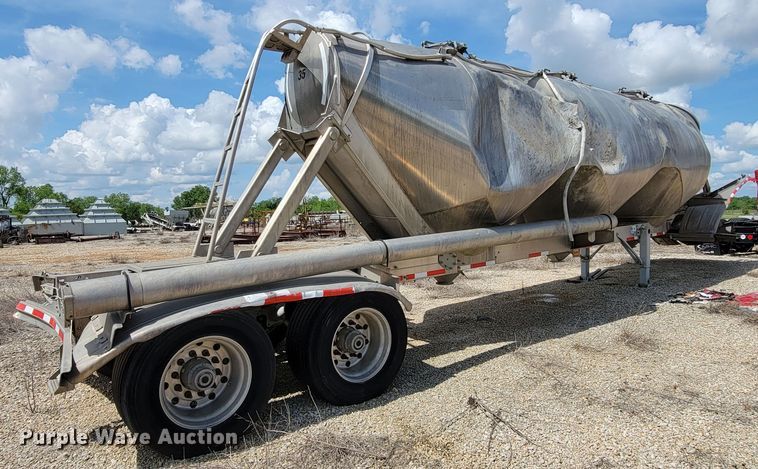 image for item HY9021 2015 Heil  pneumatic dry bulk trailer