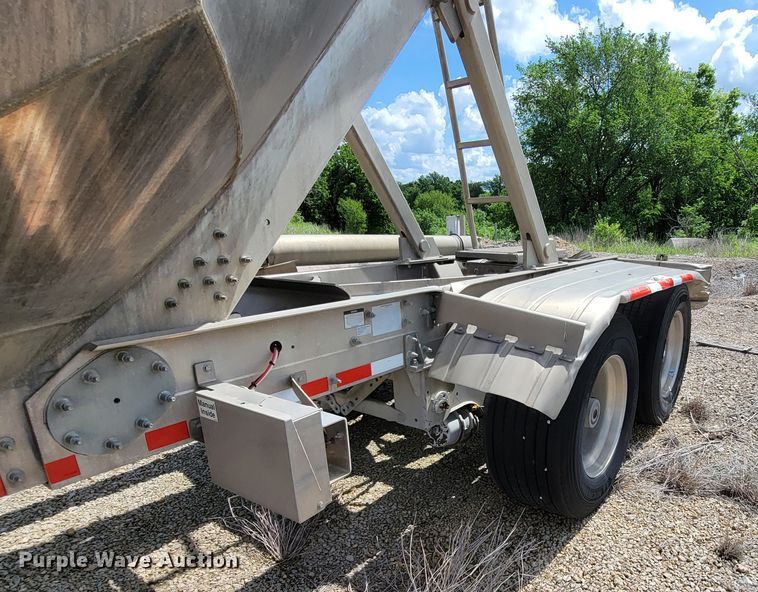 image for item HY9021 2015 Heil  pneumatic dry bulk trailer