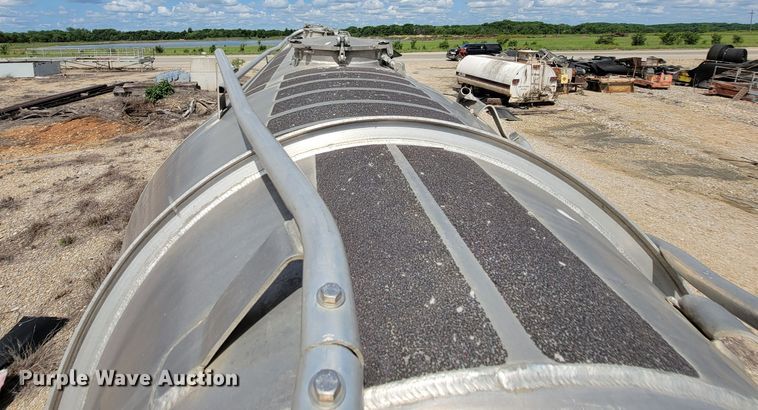 image for item HY9021 2015 Heil  pneumatic dry bulk trailer